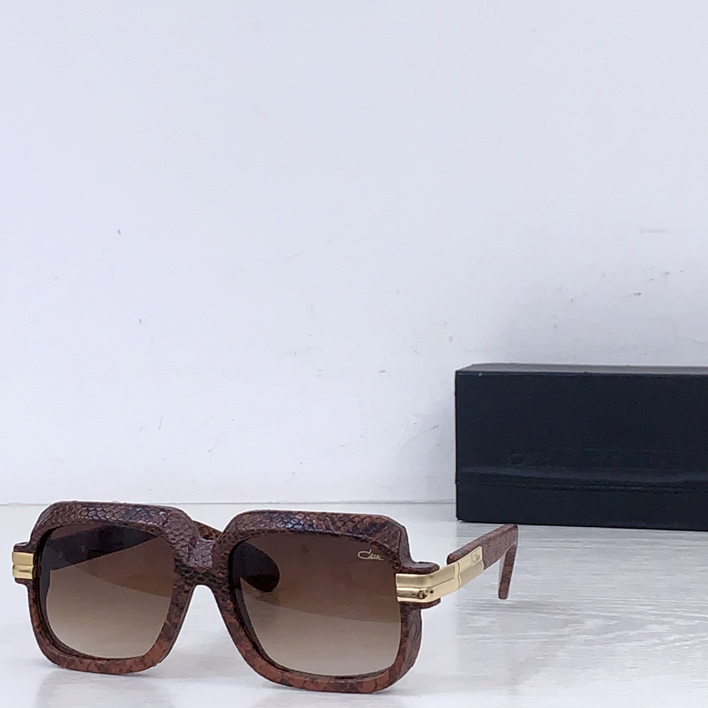 NO:756058,CAZAL new autumn and winter colors have arrived. The original one-to-one MOD607/3, SIZE56-18 - The metal crown is decorated with two-color electroplating and laser matte lines to create a sharp contrast. The full-covered leather snake scale-like plaid brings a strong visual impact, super cool frame, glasses, sunglasses, sunglasses, glasses19860909卡加*CAZAL秋冬新色到货 原版一比一MOD607/3,SIZE56-18-金属庄头上以双色电镀和雷射光哑线条,做出壁垒分明的鲜明对比.全包皮蛇鳞般的格纹,带来强大的视觉冲击力,超酷框架 眼镜墨镜太阳镜,眼镜,glasses