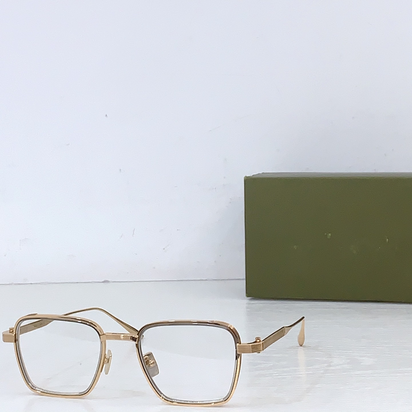 NO:756108,AKONI Inspired by the unique handcraft skills of famous Japanese craftsmen, Giano eyewear is designed from Earth observation satellites, perfectly blending innovation and refined perspective. Its soft square silhouette features a stacked titanium double-layer frame, exquisite embossed details and knurled temples - light and precise, showing the beauty of elegant simplicity. MODELAKS-529 SIZE50-20- Eyeglasses, Sunglasses, Sunglasses, Eyewear19860909AKONI 著名日本工匠独特的手工技能,Giano眼镜的设计灵感源自地球观测卫星,将创新与精致视角完美融合.其柔和的方形轮廓采用层叠式钛金属双层镜框、精致的压纹细节和滚花镜腿——轻盈、精准,尽显优雅简约之美. MODELAKS-529 SIZE50-20- 眼镜墨镜太阳镜,眼镜,glasses