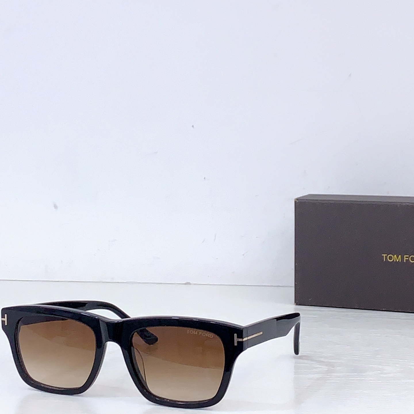 Солнцезащитные очки Tom Ford FT1303