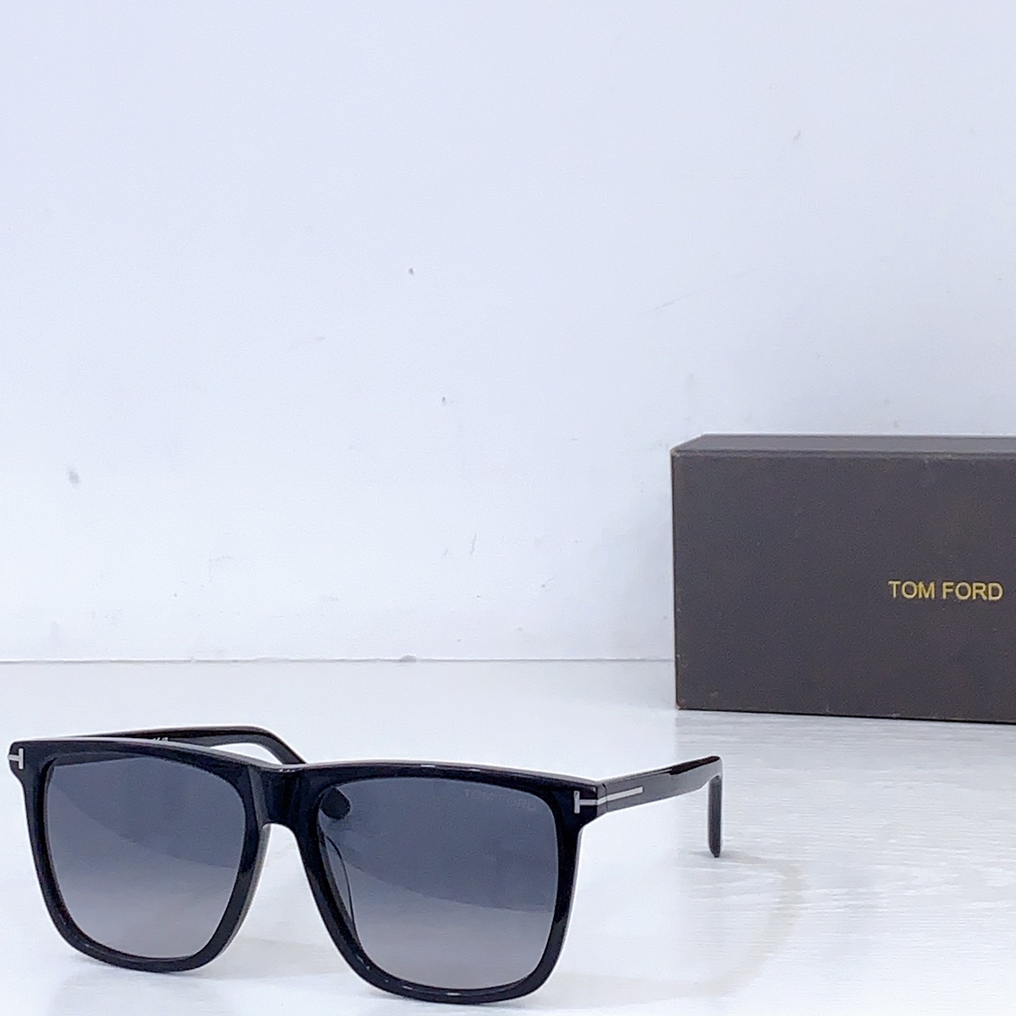 Солнцезащитные очки Tom Ford FT0832 черные