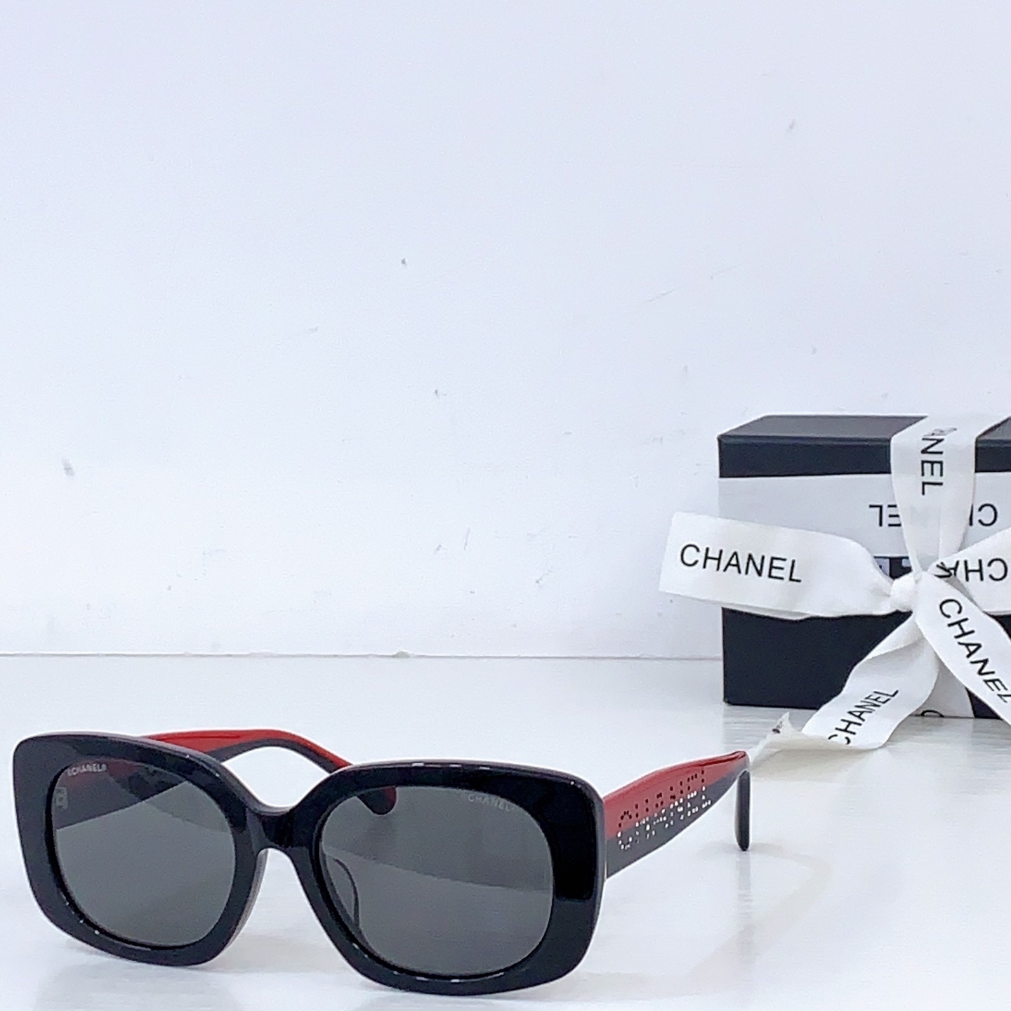 Солнцезащитные очки Chanel CH5563B