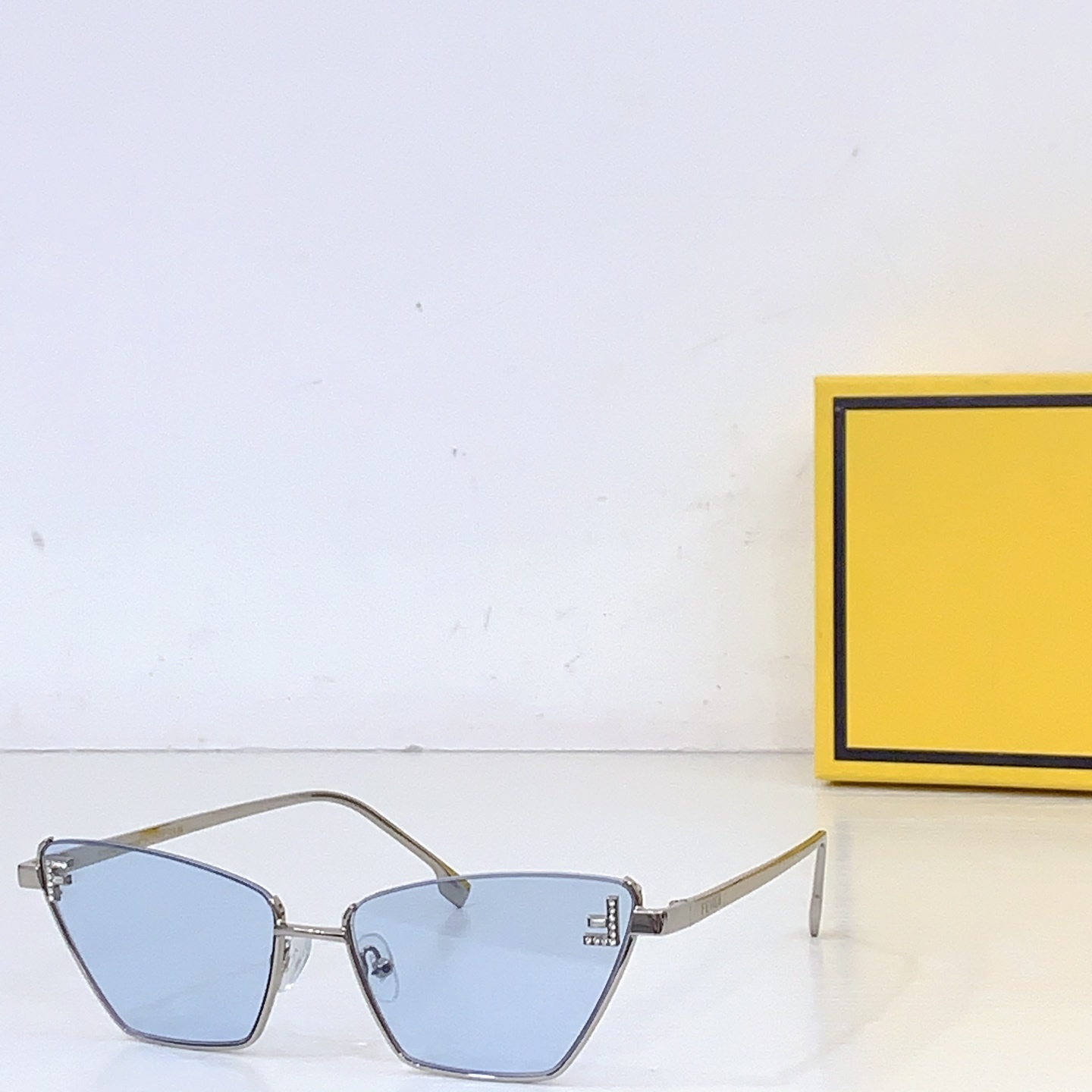 Солнцезащитные очки Fendi FE 4104
