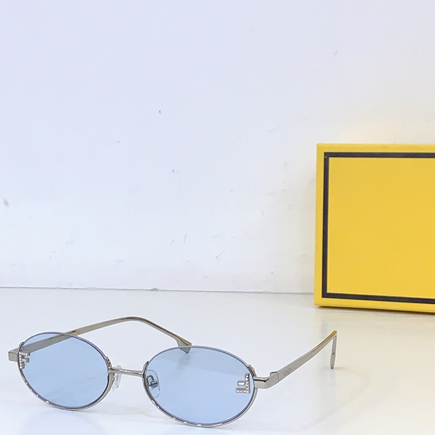 Солнцезащитные очки Fendi FE 4103