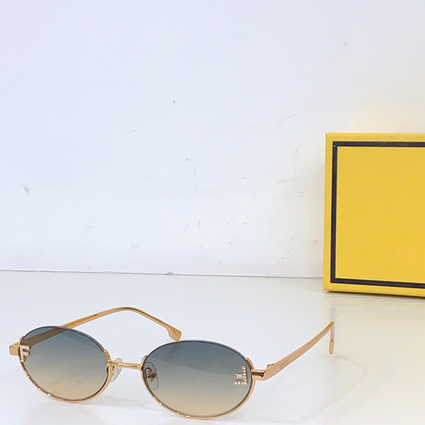 Солнцезащитные очки Fendi FE 4103