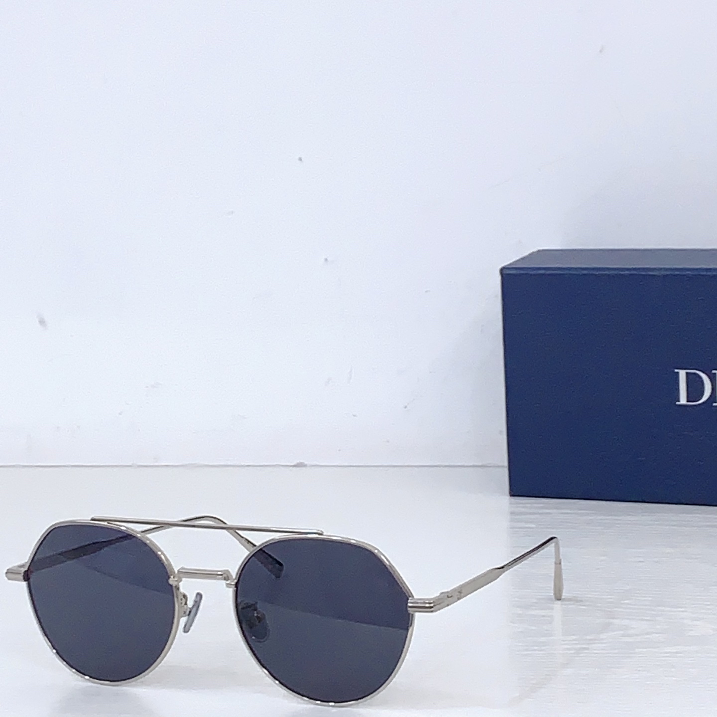 Солнцезащитные очки Dior Black Suit серебристого цвета