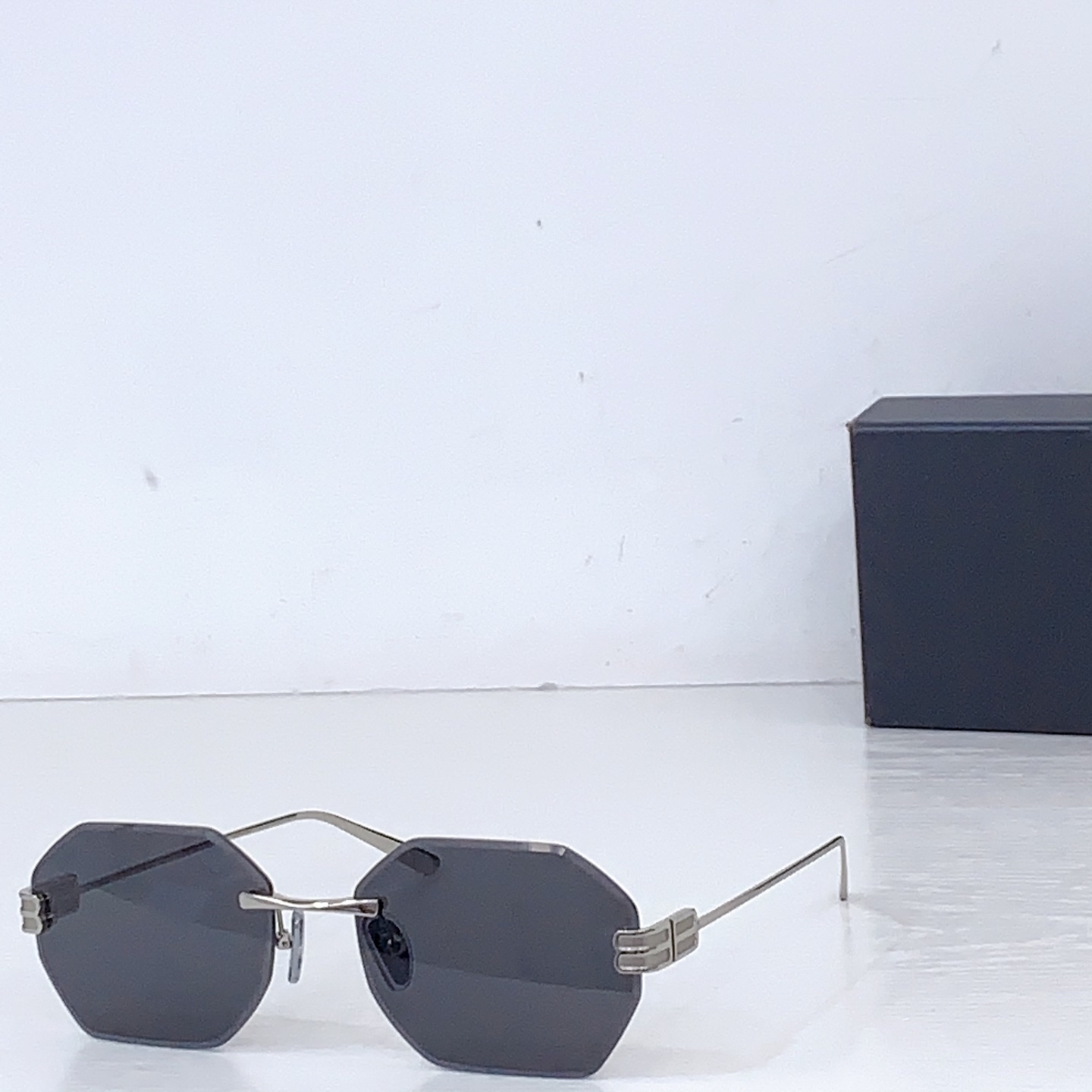Солнцезащитные очки Balenciaga BB0814S без ободка