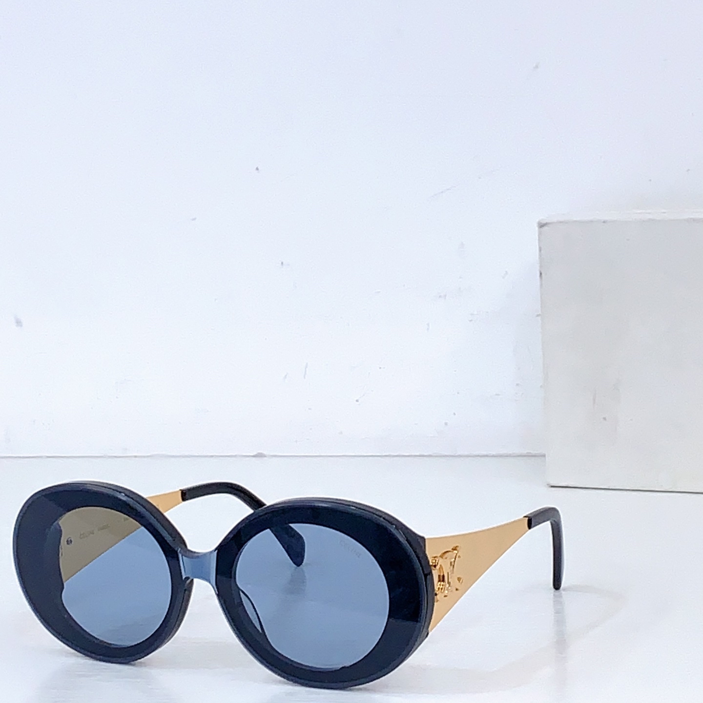 Солнцезащитные очки Celine, модель CL42106U