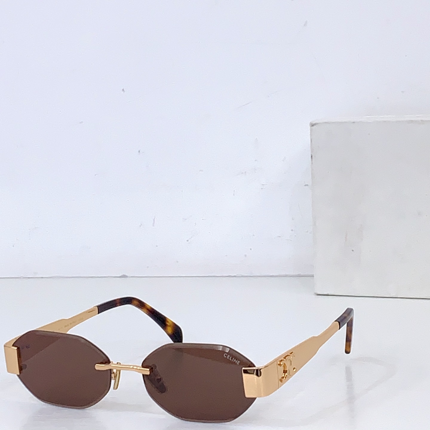Солнцезащитные очки Celine модель CL42119U