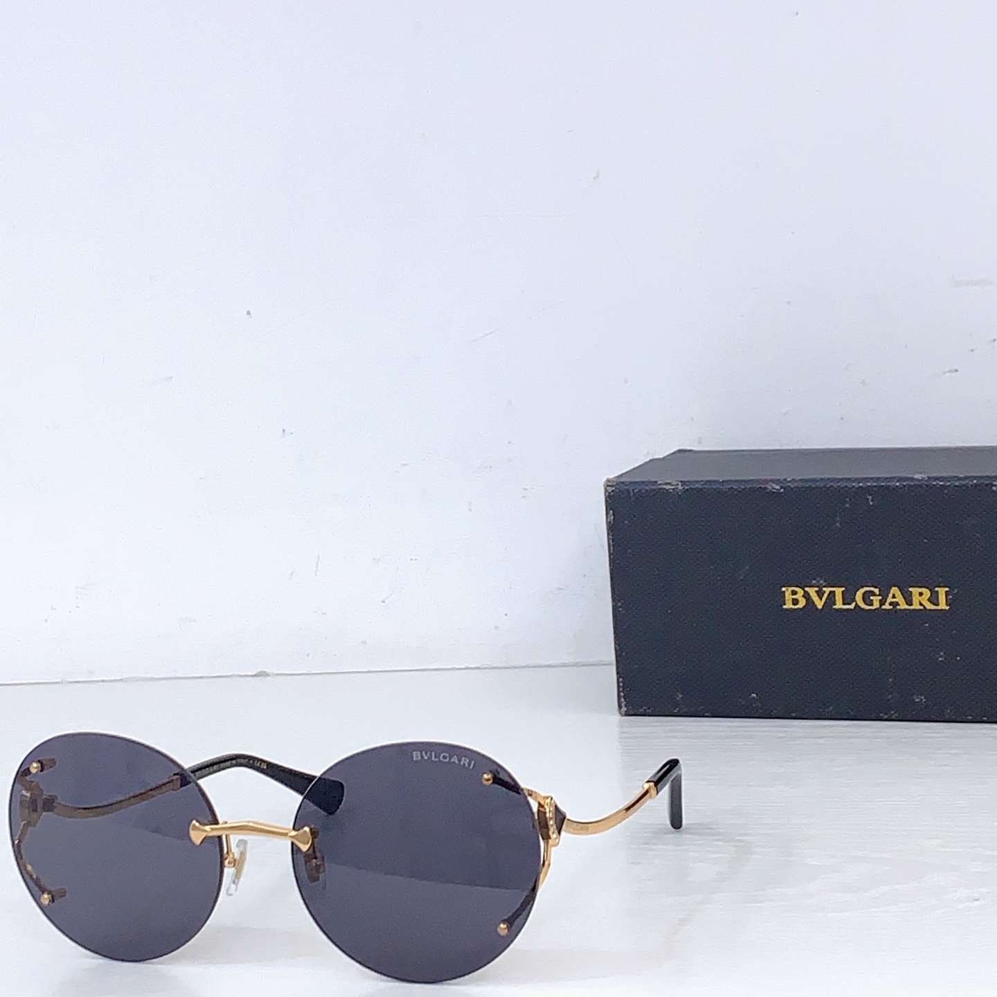 Солнцезащитные очки Bvlgari BV 9039B, золотая оправа