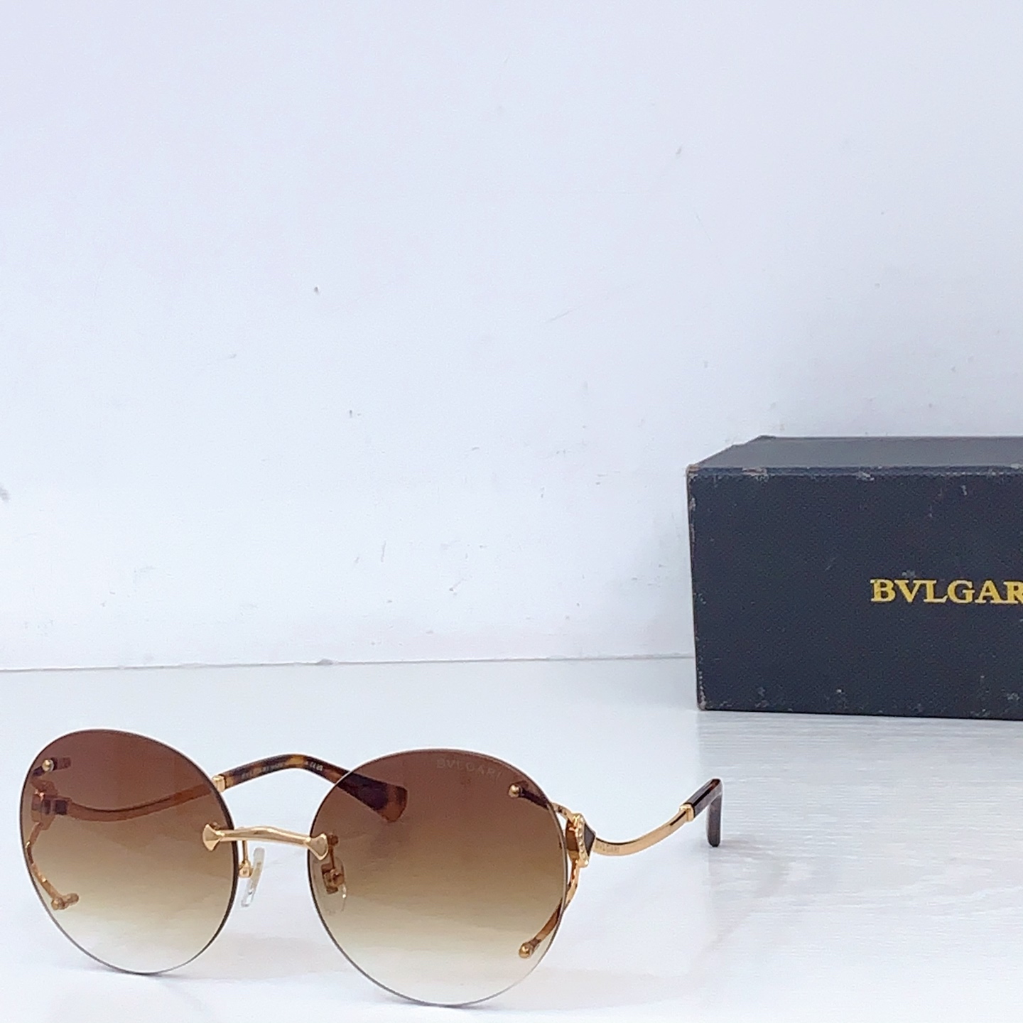 Солнцезащитные очки Bvlgari BV 9039B, золотая оправа