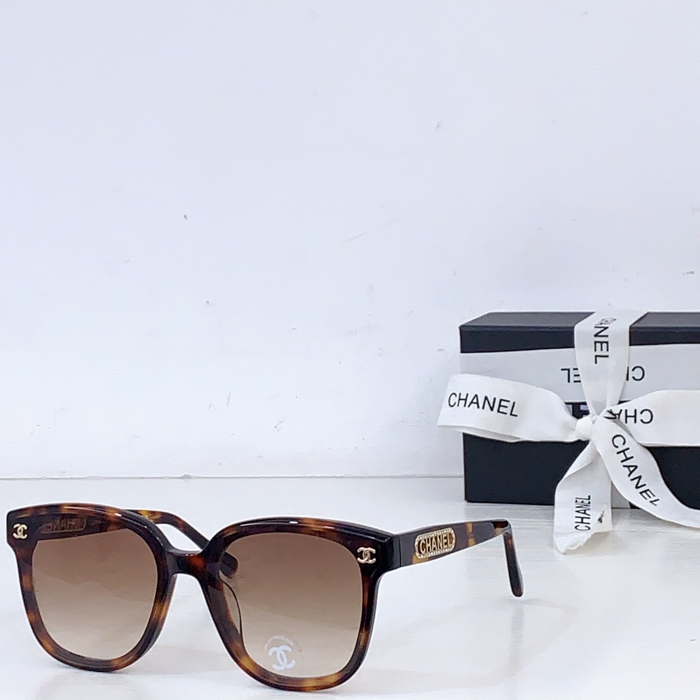 Солнечные очки Chanel, черные, модель CH6817