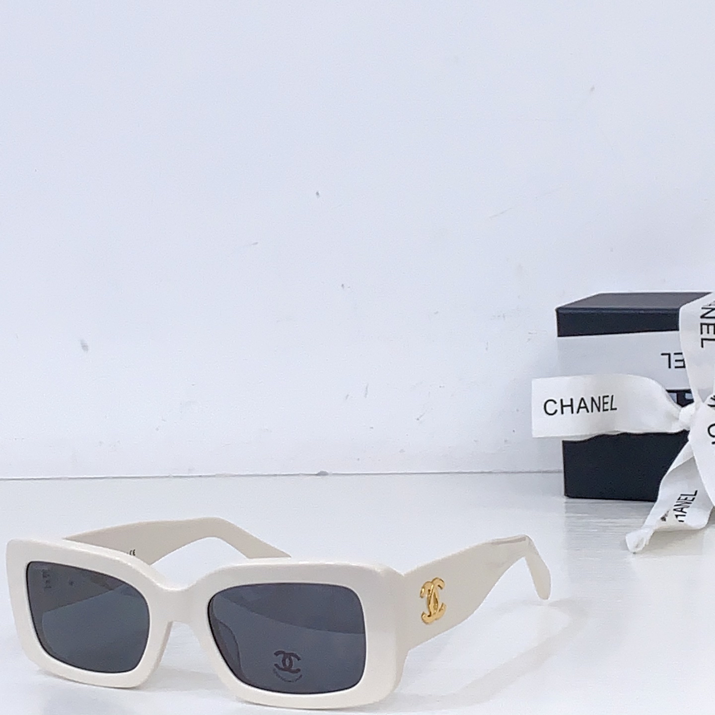 Солнцезащитные очки Chanel