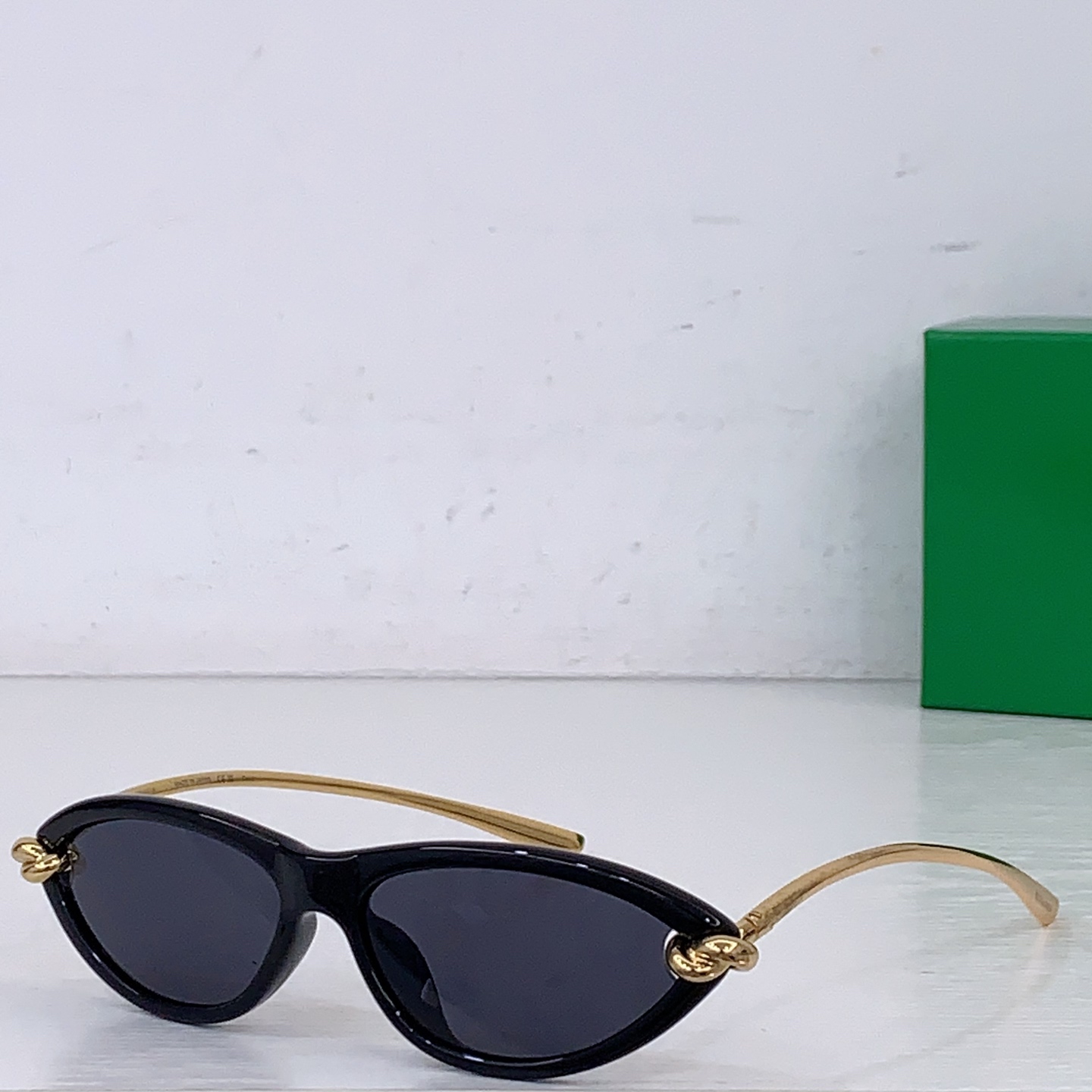 NO:927481,Bottega Venet* Please look for the only correct version on the market, the original one-piece molding: - The ring shape of the matching version has a curvature, fits the face shape, and is comfortable to wear, - The matching solid color nose pads are full of details - The curvature of the temples is reasonable and does not fall down. TOP QUALITY MODELBV1390S SIZE56 Mouth 14- Glasses, sunglasses, sunglasses, glasses, bottega veneta, bottega veneta19860909Bottega Venet* 请认准市场唯一正确版本,原版一体成型: -对版圈型有弧度,贴合脸型,佩戴舒适, -对版实色鼻托,细节满满 -镜腿弧度设计合理不往下掉 TOP QUALITY MODELBV1390S SIZE56口14- 眼镜墨镜太阳镜,眼镜,bottega veneta,bottega veneta,glasses
