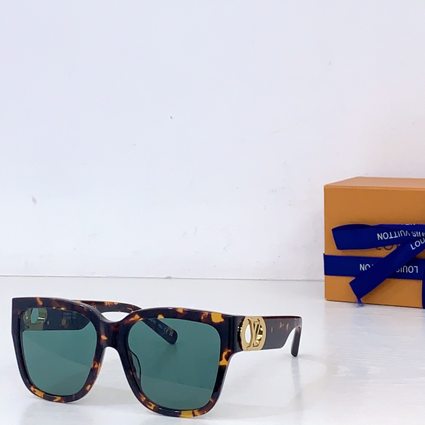 Louis Vuitton LOUIS VUITTO* MODEL：Z1567E SIZE：54口18-140