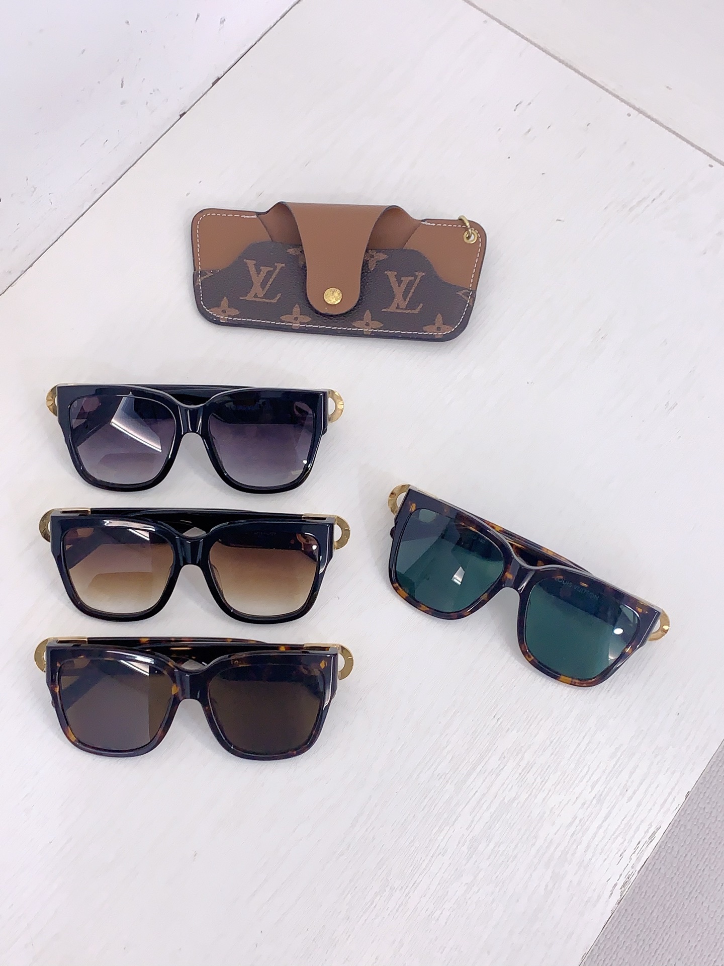 Louis Vuitton LOUIS VUITTO* MODEL：Z1567E SIZE：54口18-140