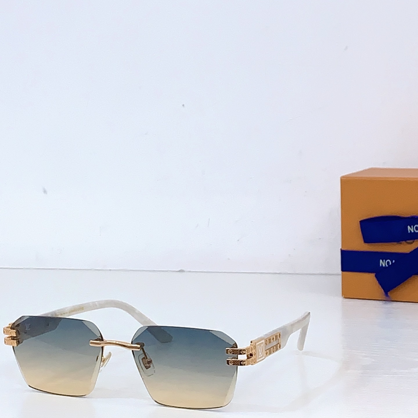 Louis Vuitton LOUIS VUITTO* MODEL：Z21943E SIZE：60口17-145