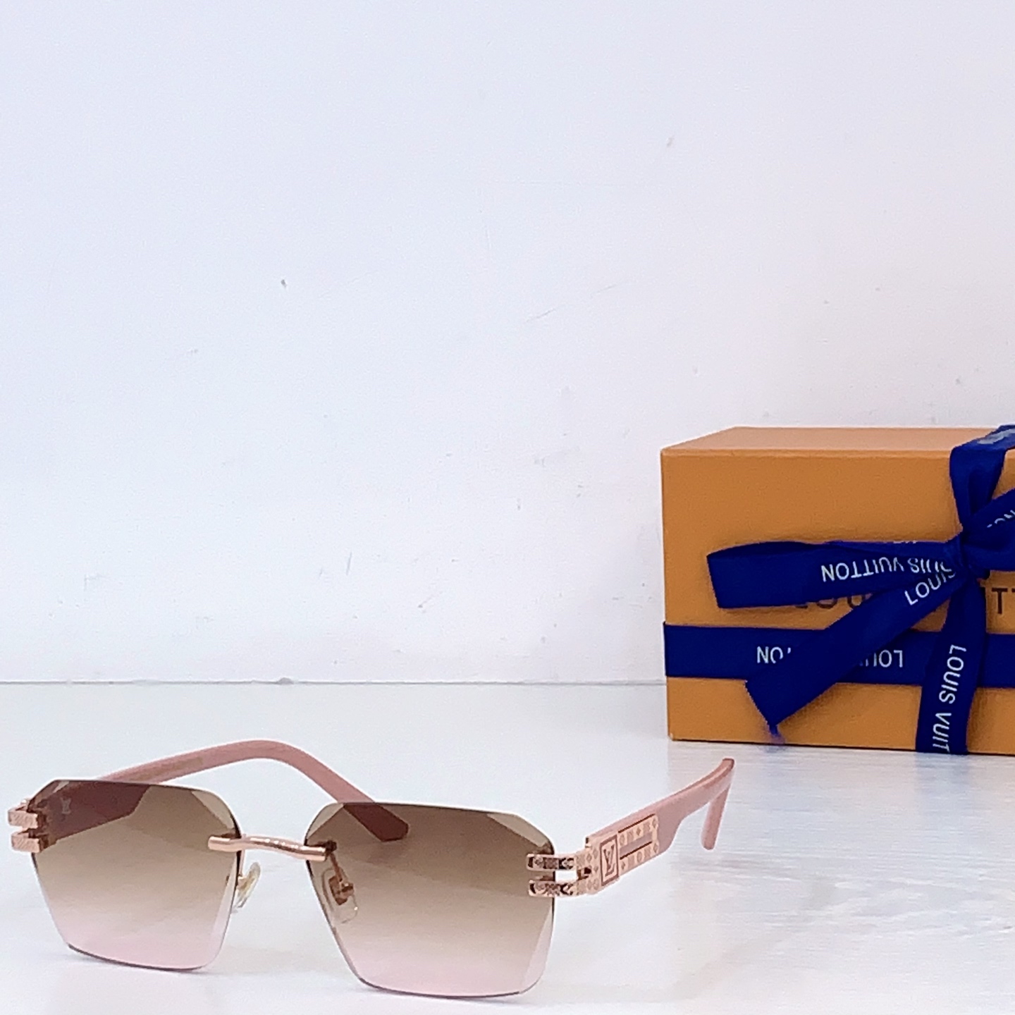 Louis Vuitton LOUIS VUITTO* MODEL：Z21943E SIZE：60口17-145