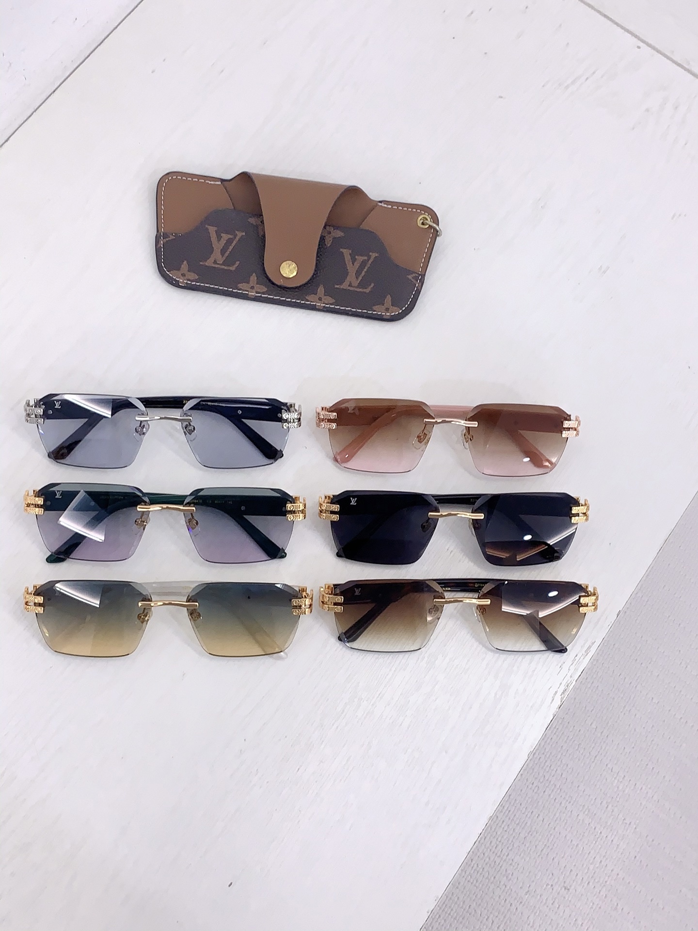 Louis Vuitton LOUIS VUITTO* MODEL：Z21943E SIZE：60口17-145