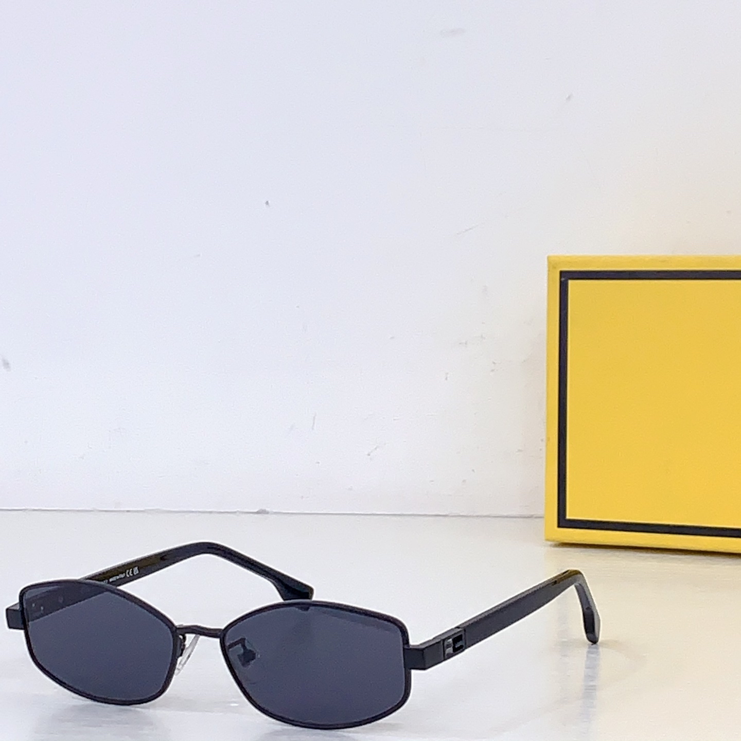 Fendi FENDI *MODEL：FE 40216U