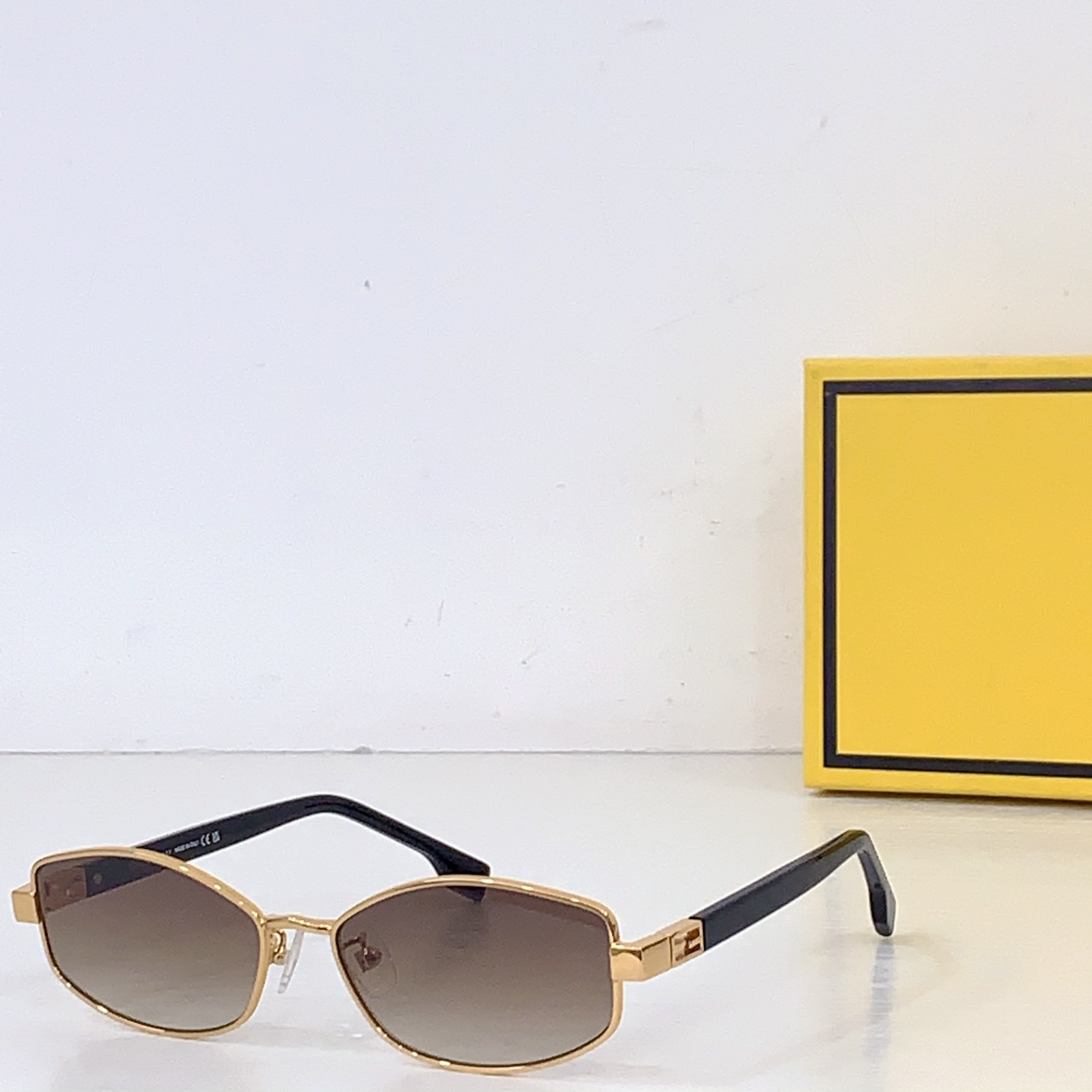 Fendi FENDI *MODEL：FE 40216U