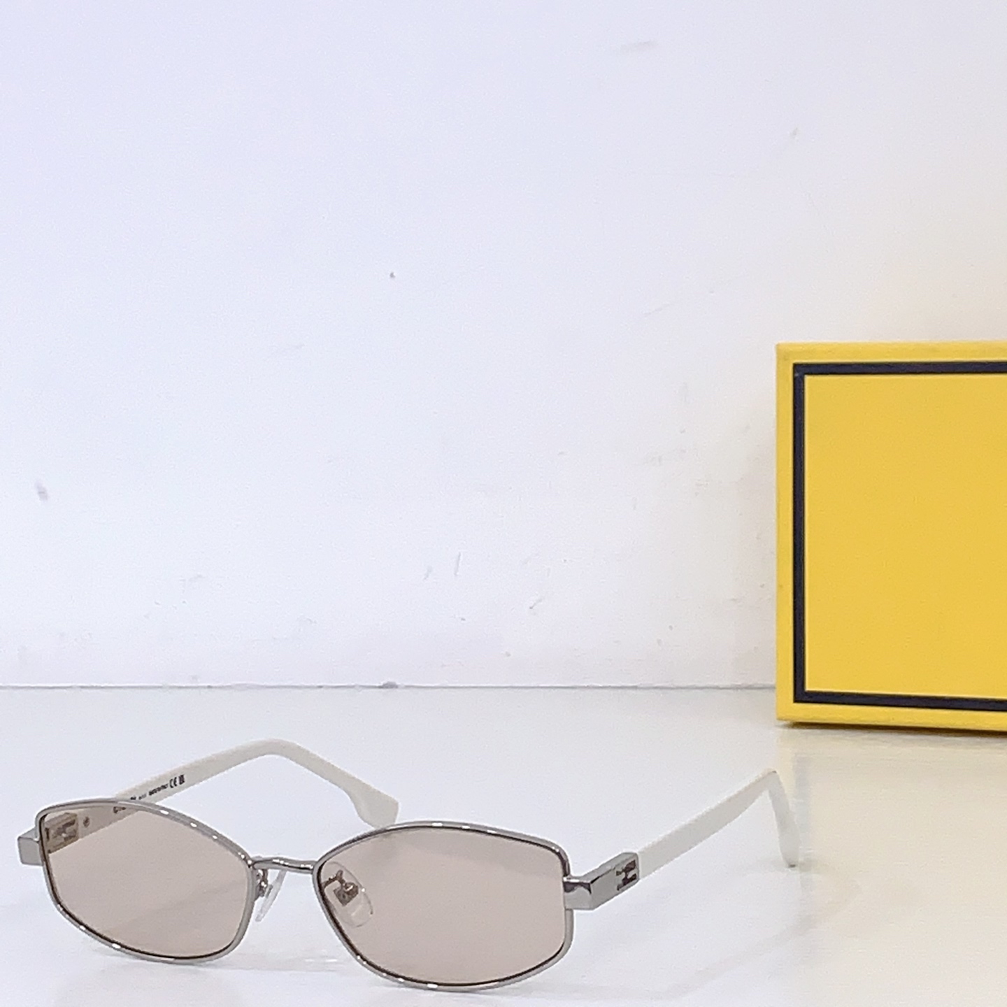 Fendi FENDI *MODEL：FE 40216U