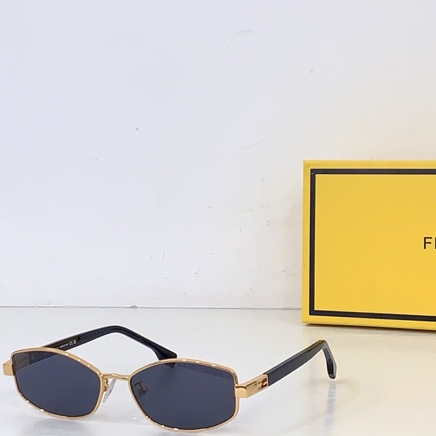 Fendi FENDI *MODEL：FE 40216U