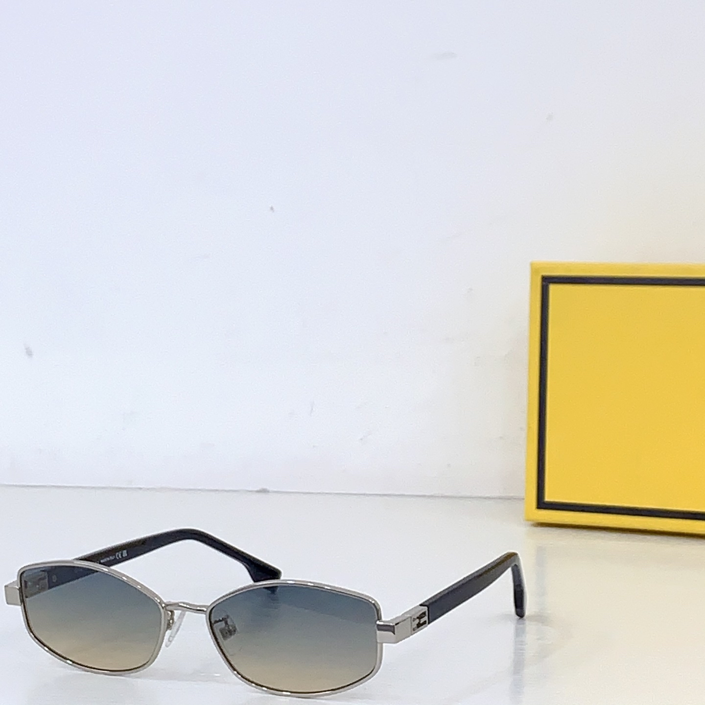 Fendi FENDI *MODEL：FE 40216U