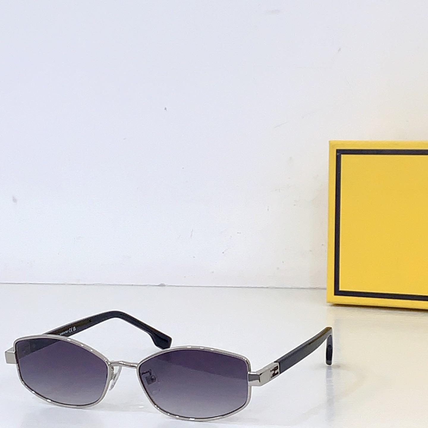 Fendi FENDI *MODEL：FE 40216U