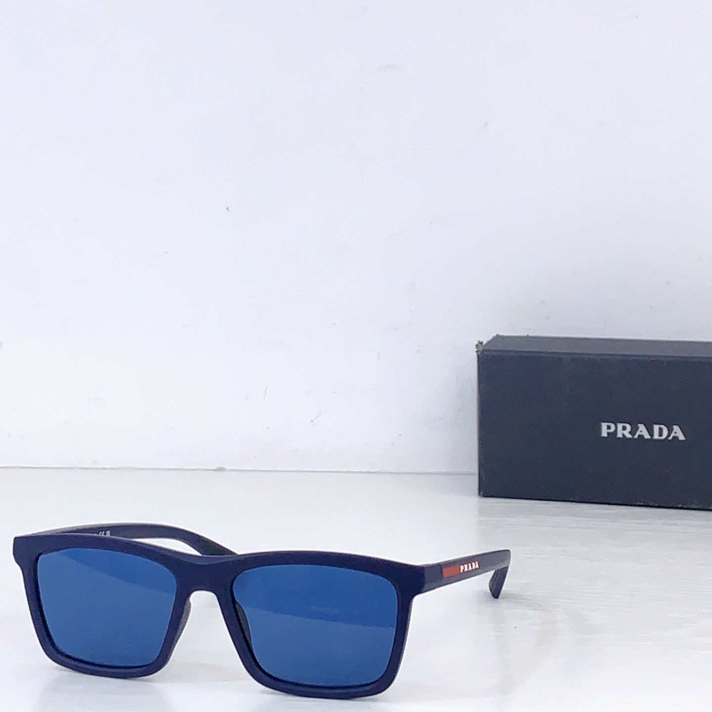 Prada PRAD*
