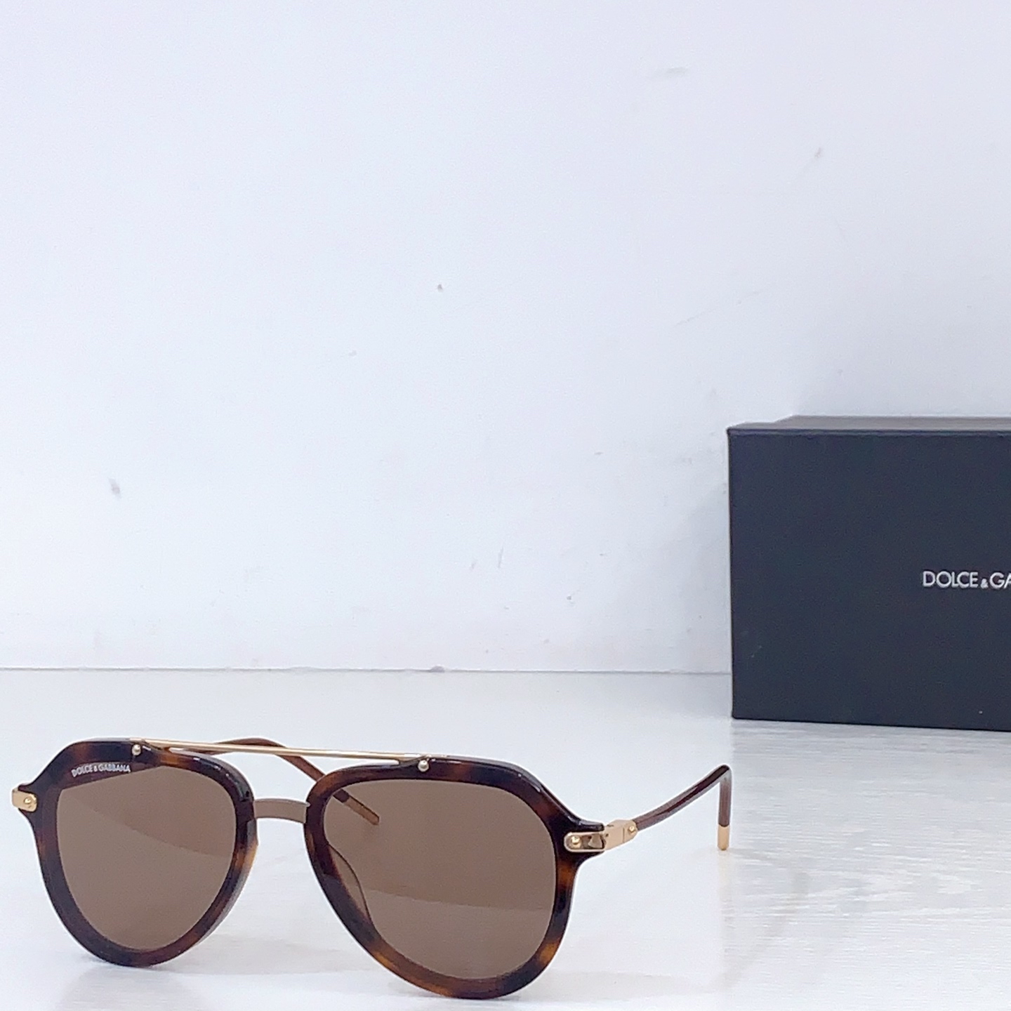 Dolce & Gabbana 𝘿𝙊𝙇𝘾𝙀&𝙂𝘼𝘽𝘽𝘼𝙉𝘼 DG4330