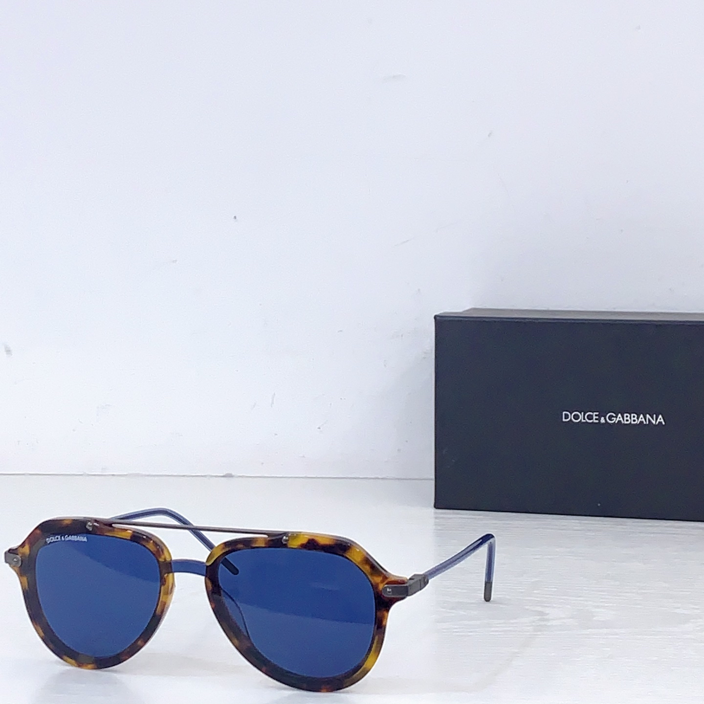 Dolce & Gabbana 𝘿𝙊𝙇𝘾𝙀&𝙂𝘼𝘽𝘽𝘼𝙉𝘼 DG4330