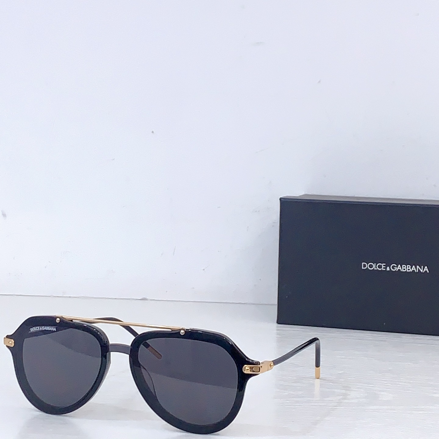 Dolce & Gabbana 𝘿𝙊𝙇𝘾𝙀&𝙂𝘼𝘽𝘽𝘼𝙉𝘼 DG4330