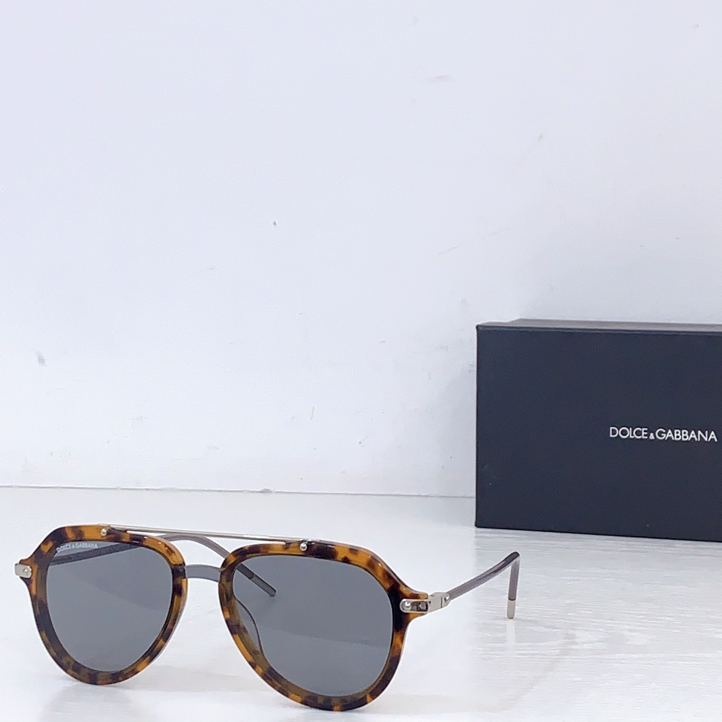 Dolce & Gabbana 𝘿𝙊𝙇𝘾𝙀&𝙂𝘼𝘽𝘽𝘼𝙉𝘼 DG4330