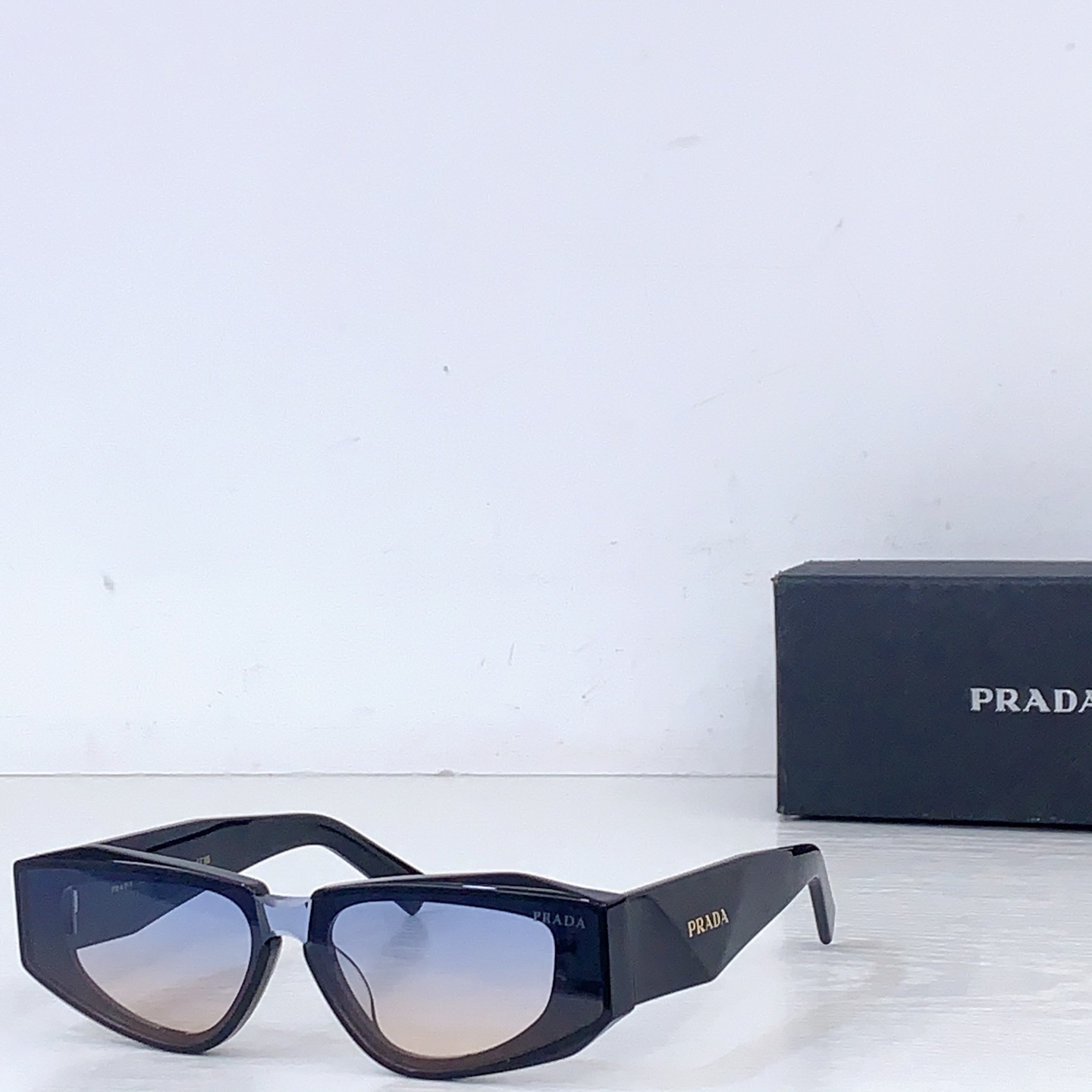 Prada PRAD* MODEL：PR 2152S SIZE：52口19-145
