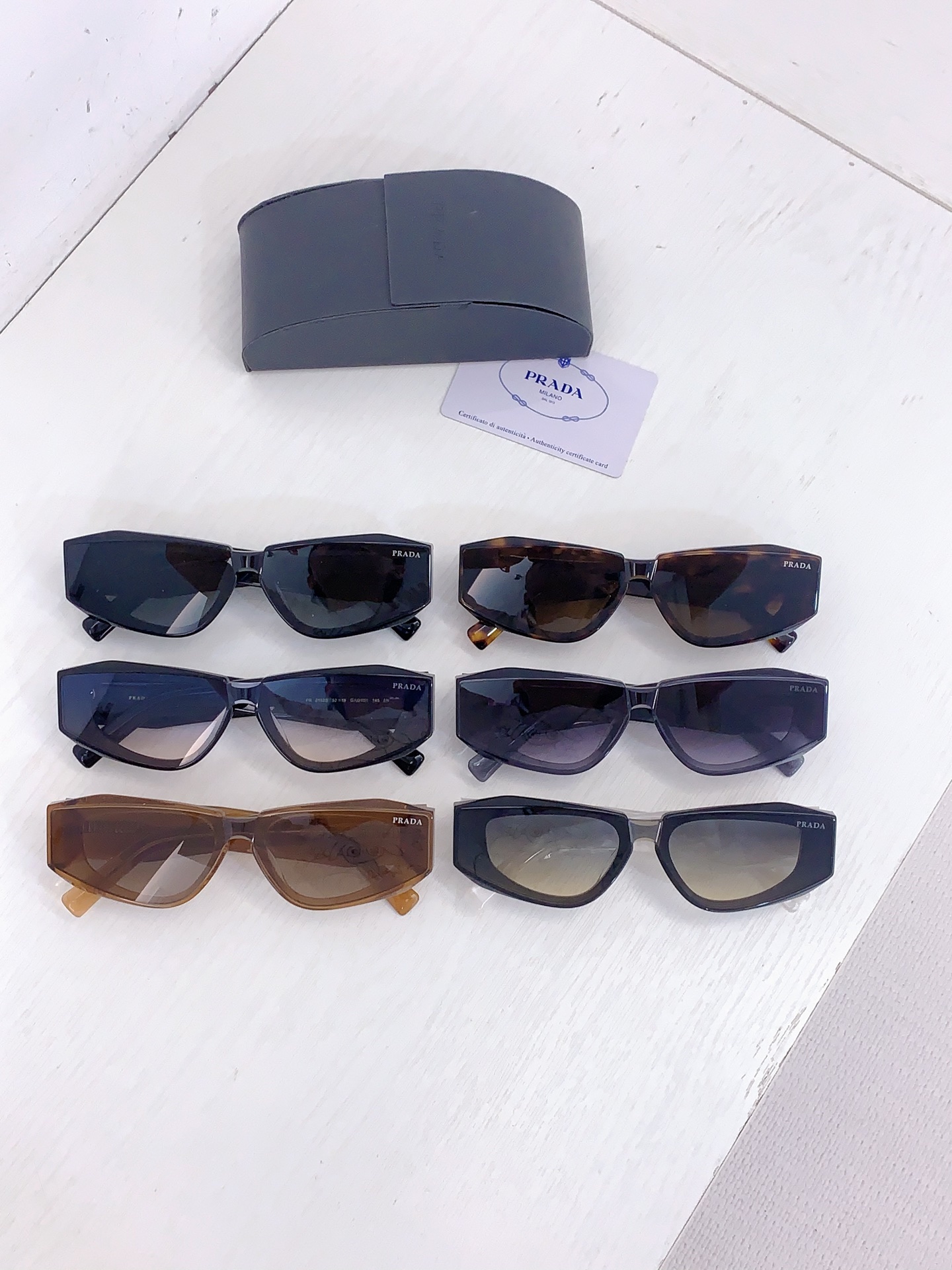 Prada PRAD* MODEL：PR 2152S SIZE：52口19-145