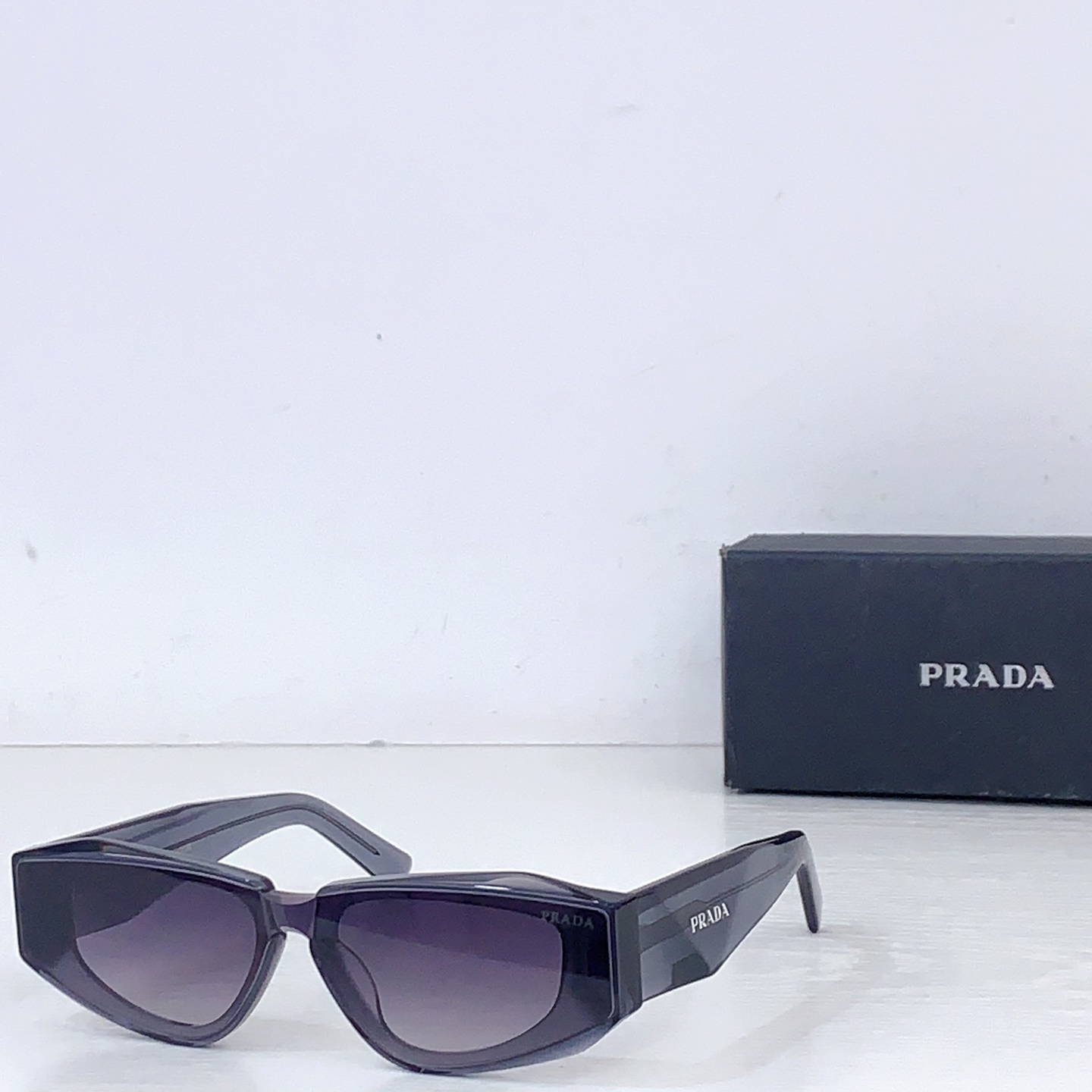 Prada PRAD* MODEL：PR 2152S SIZE：52口19-145