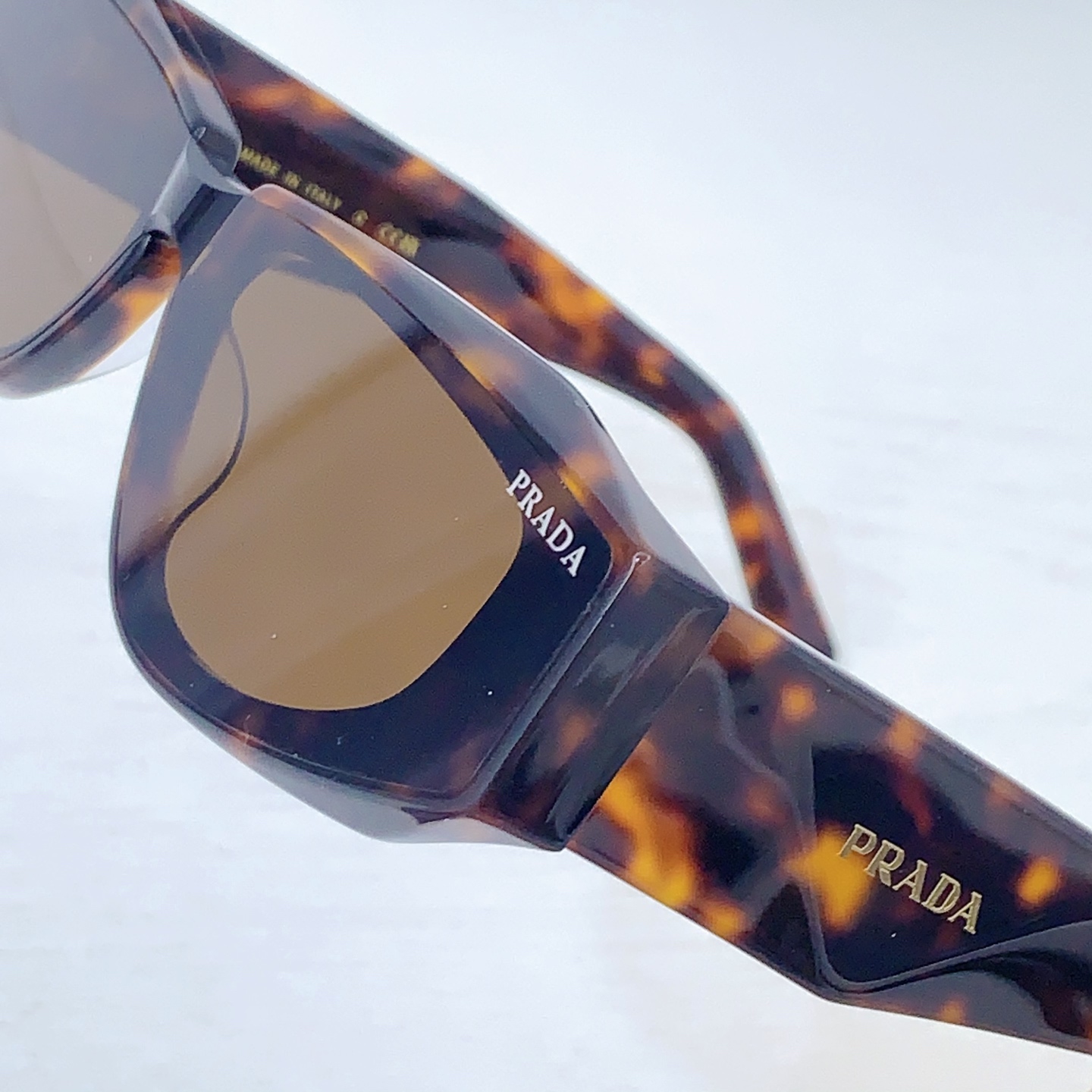 Prada PRAD* MODEL：PR 2152S SIZE：52口19-145
