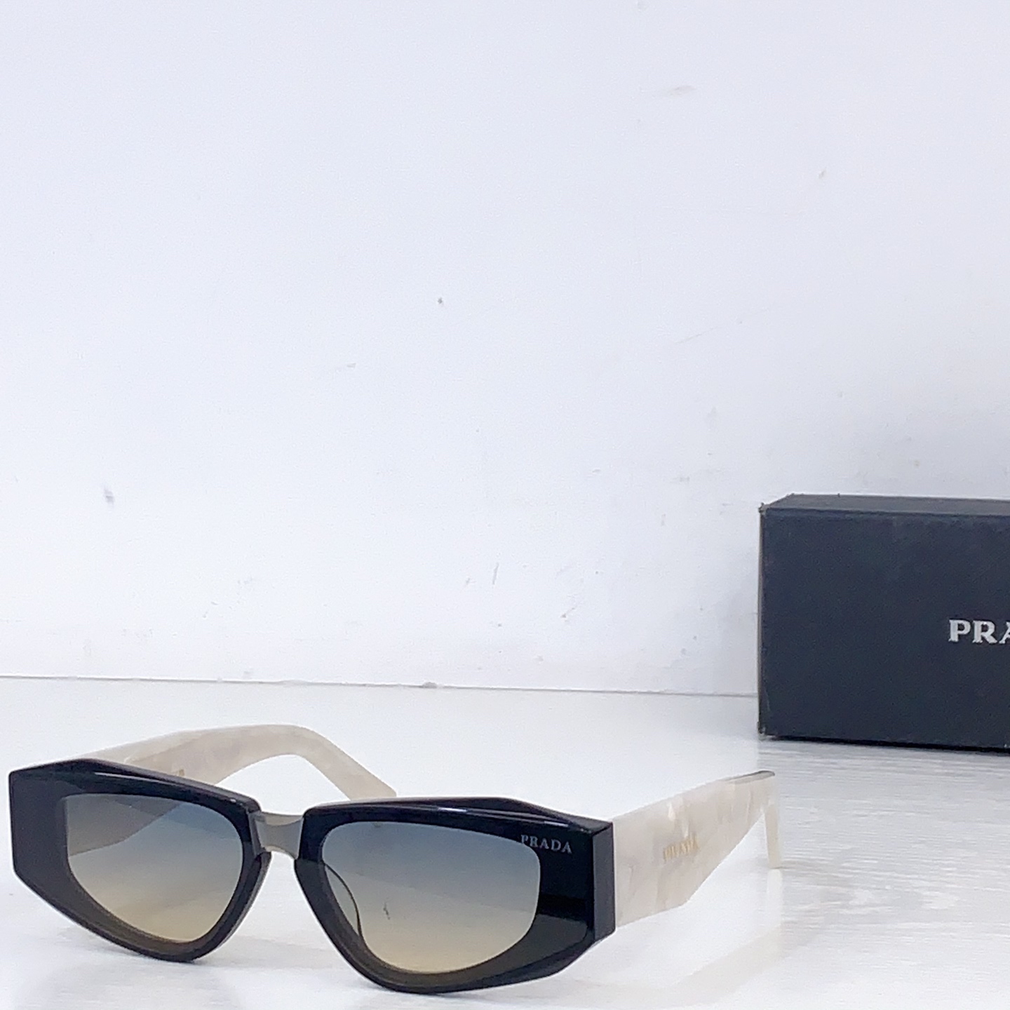 Prada PRAD* MODEL：PR 2152S SIZE：52口19-145