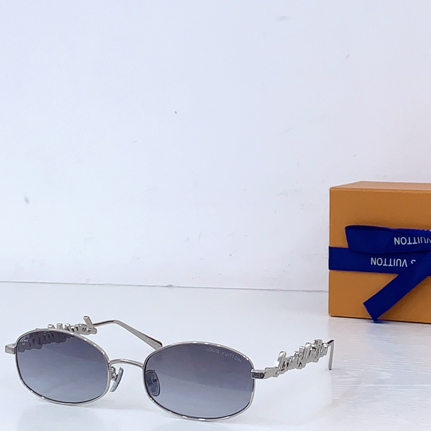 Louis Vuitton LOUIS VUITTO*官网