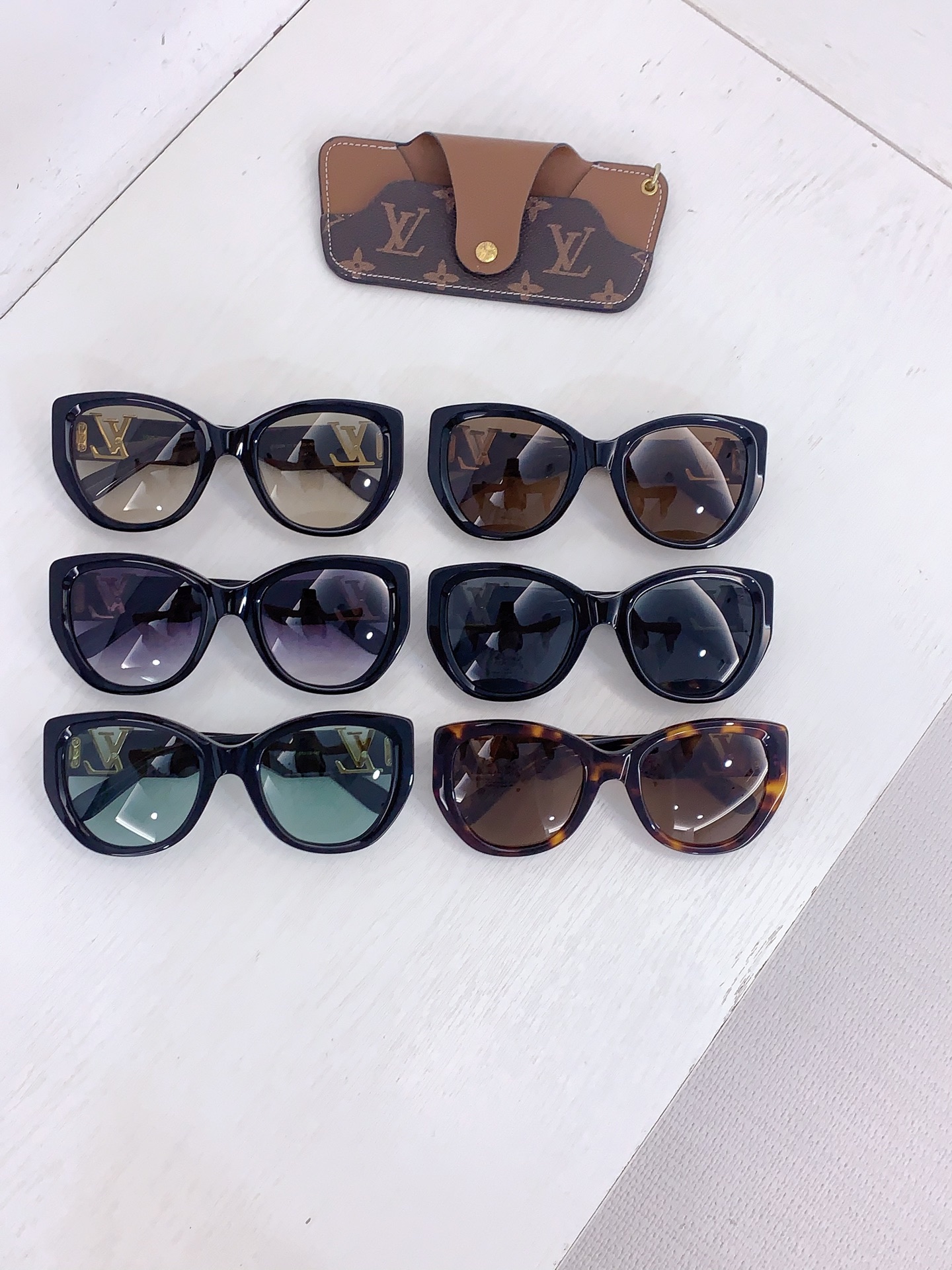 Louis Vuitton LOUIS VUITTO* MODEL：Z1733W SIZE：57口23-140