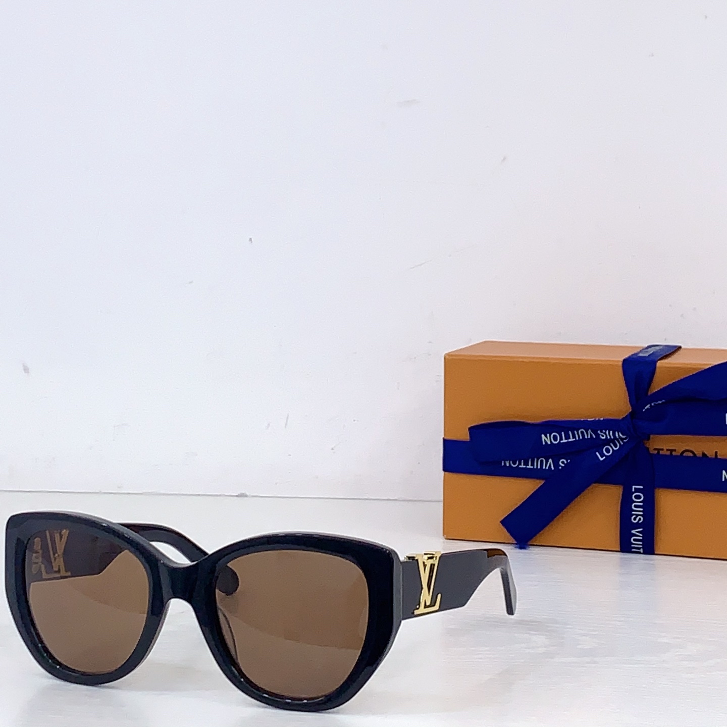 Louis Vuitton LOUIS VUITTO* MODEL：Z1733W SIZE：57口23-140