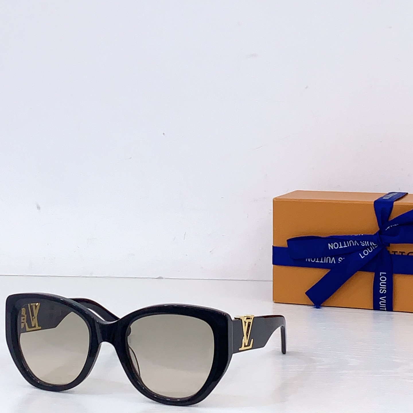 Louis Vuitton LOUIS VUITTO* MODEL：Z1733W SIZE：57口23-140