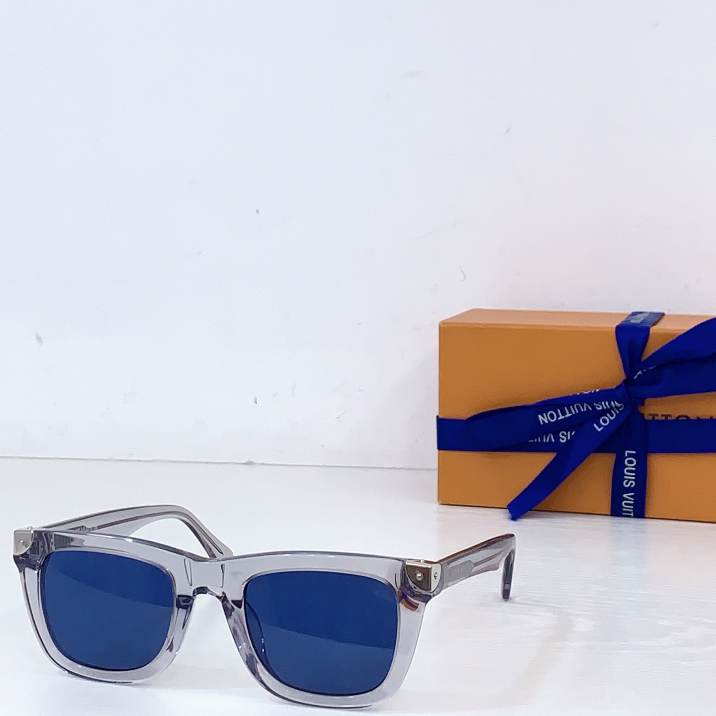Louis Vuitton LOUIS VUITTO*