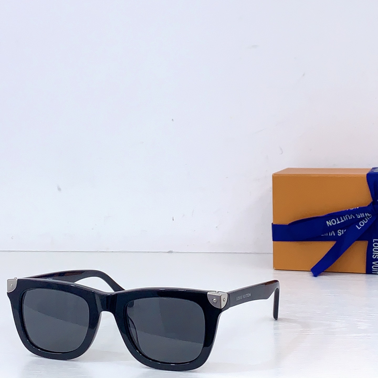 Louis Vuitton LOUIS VUITTO*