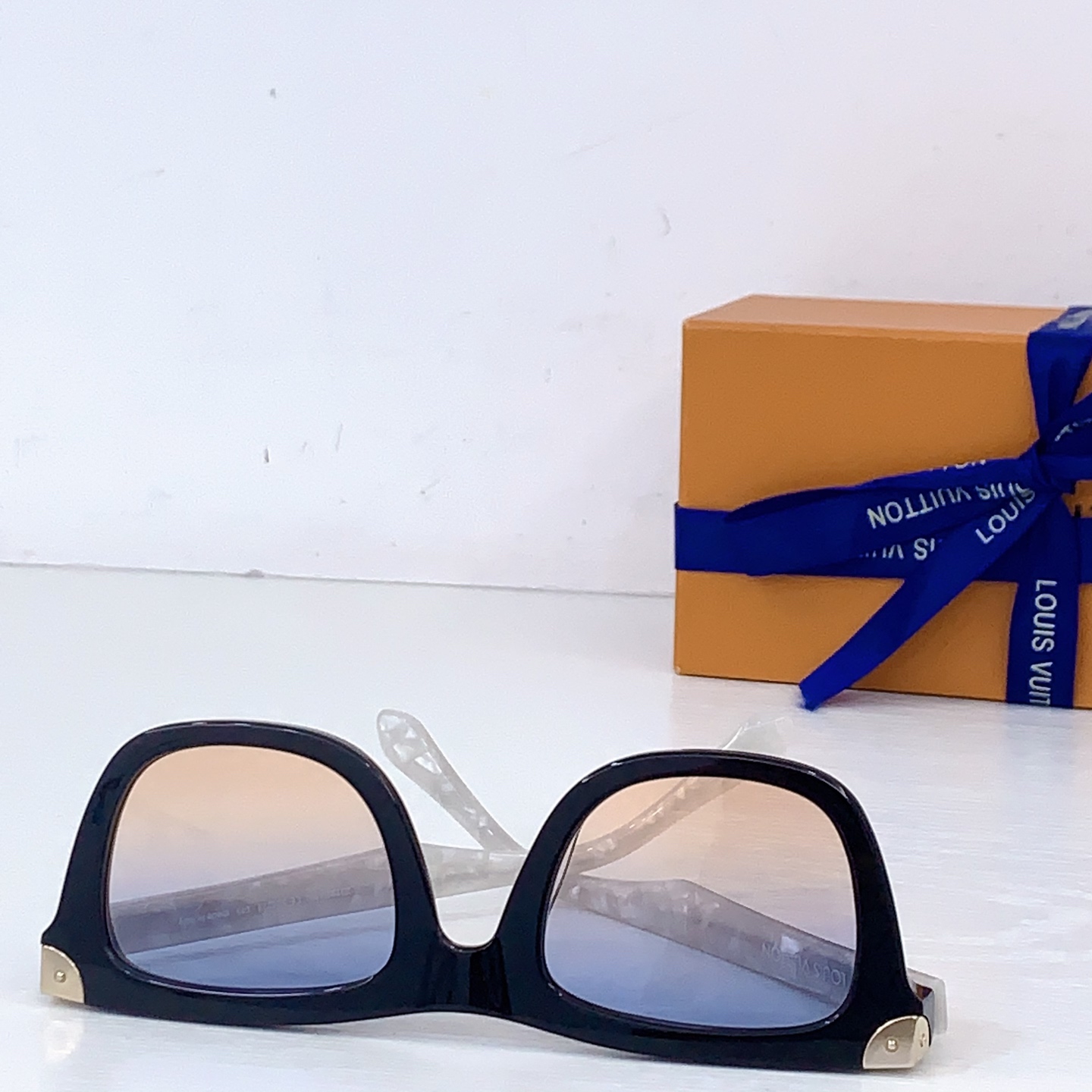 Louis Vuitton LOUIS VUITTO*