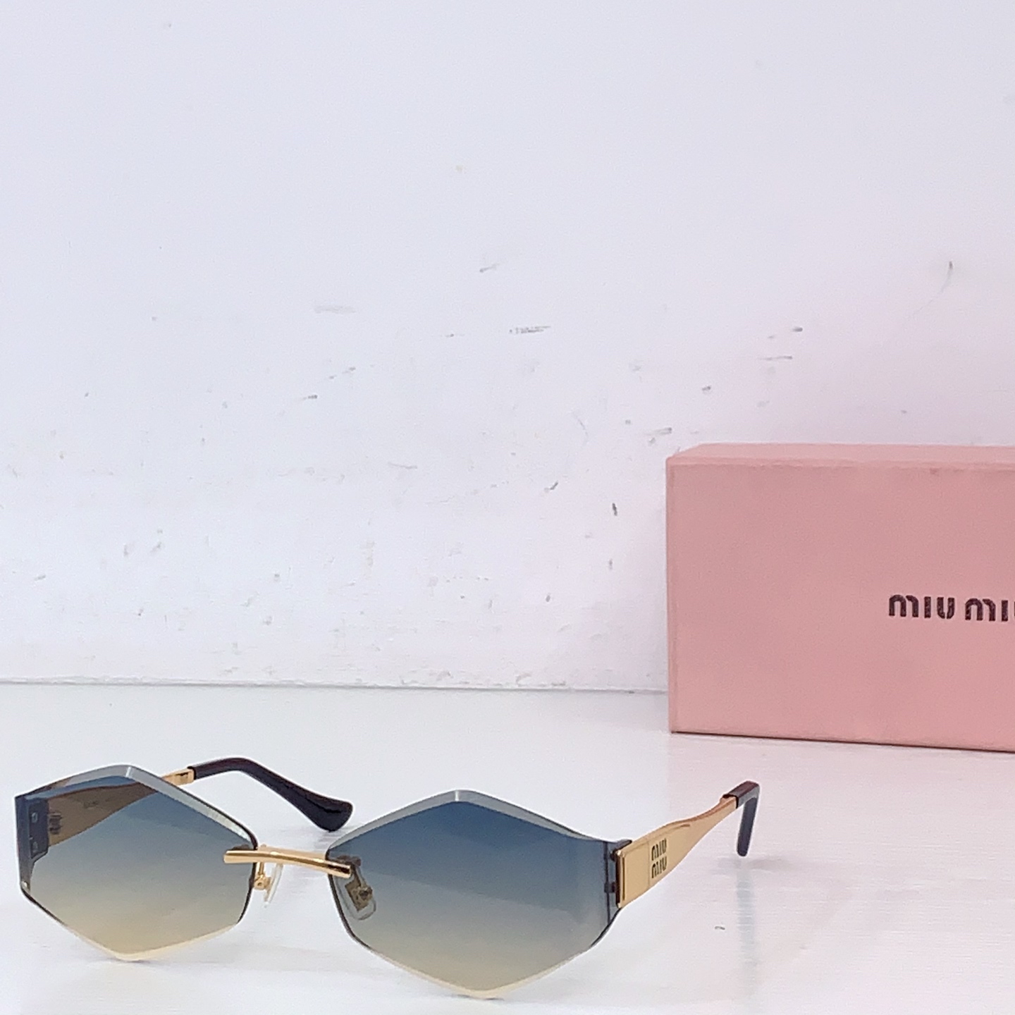 Miu Miu MIU M* MODEL: MU 140AV