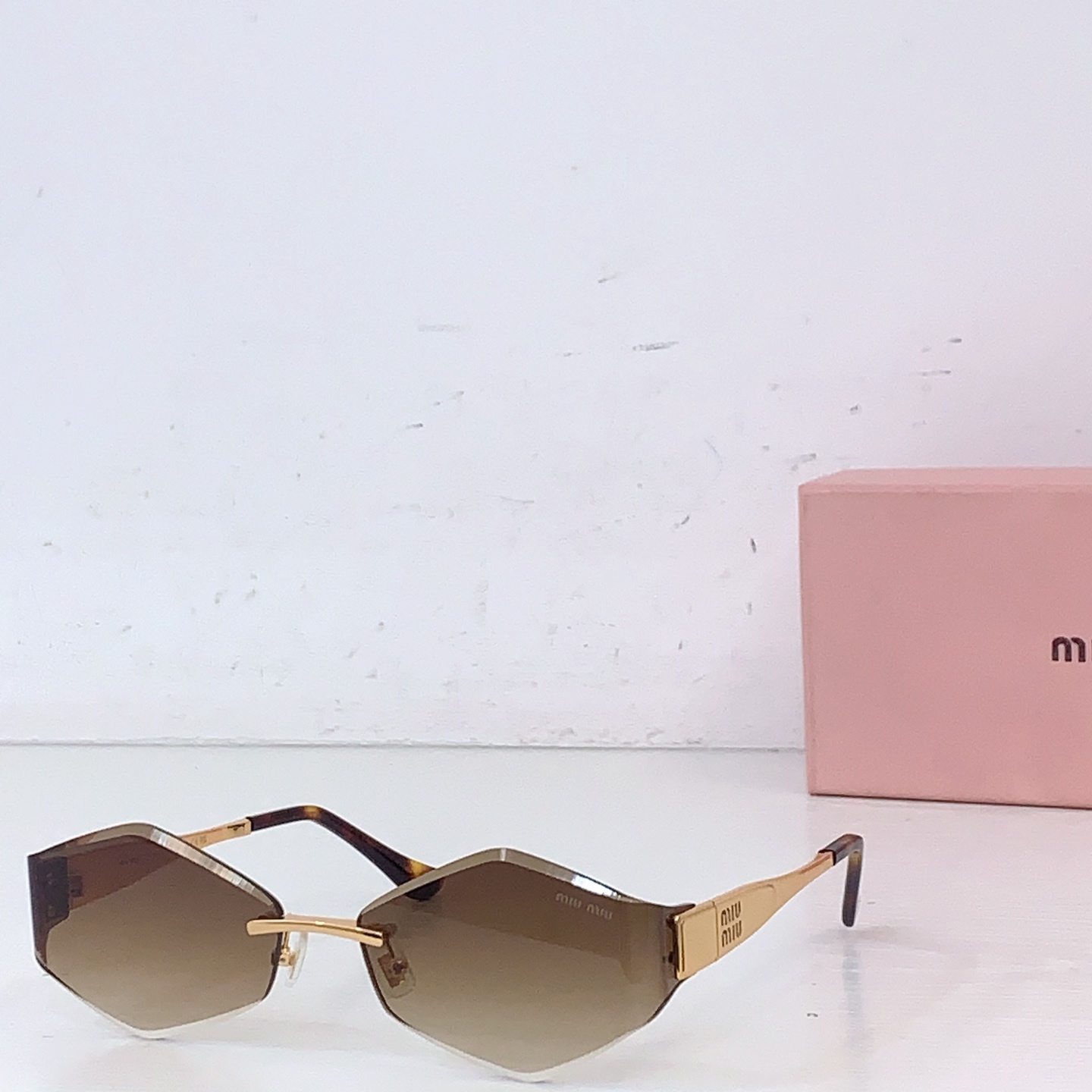 Miu Miu MIU M* MODEL: MU 140AV