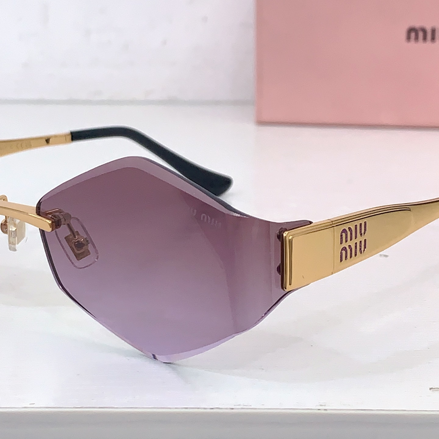 Miu Miu MIU M* MODEL: MU 140AV