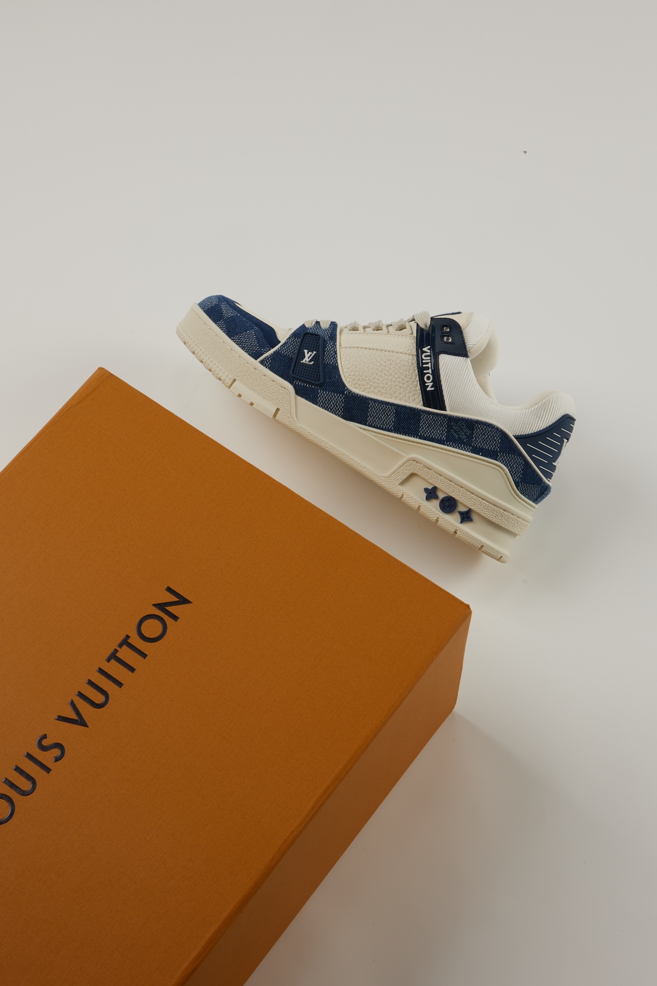Louis Vuitton 1，面料：Damier 丹宁布和头层皮，鞋舌、侧面和后部饰有 LV 字母
