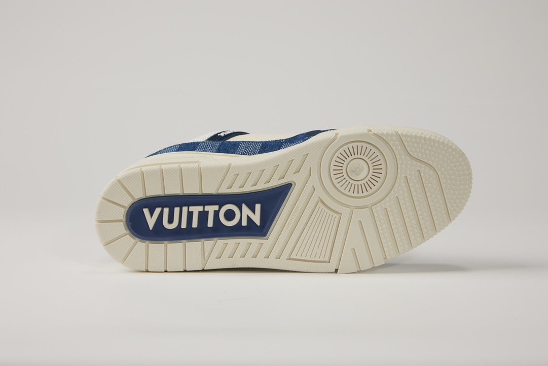 Louis Vuitton 1，面料：Damier 丹宁布和头层皮，鞋舌、侧面和后部饰有 LV 字母